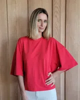 Remerón rojo de algodón, de corte holgado, cuello redondo y mangas cortas amplias.