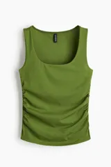 Musculosa ajustada color verde oliva, con escote cuadrado y frunces laterales que generan un efecto drapeado.