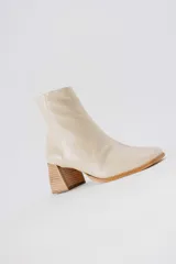 Botas plateadas de cuero con caña media, cierre lateral con cremallera, punta cuadrada y tacón geométrico de madera.