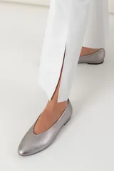 Chatitas de cuero vacuno metalizado en tono peltre, con diseño de punta almendrada y escote cerrado. Interior forrado en cuero y suela de goma.