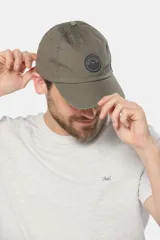 Gorro con visera de lona color verde oliva con parche circular de goma negro en el frente.
