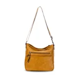 Bandolera de cuero sintético color mostaza, con dos bolsillos frontales con cierre, apertura superior con cierre, división interna y bolsillo trasero con cierre. Incluye correa larga regulable combinada en tonos mostaza y beige.