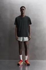 Remera de entrenamiento regular fit de Zara Athleticz, color negro, confeccionada en tejido técnico elástico y ligero de secado rápido, con cuello redondo y manga corta.