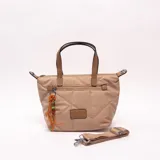 Bandolera tipo shopper color caqui, con diseño acolchado y pespuntes geométricos. Tiene doble asa de mano en tono marrón, bolsillo frontal con cierre y un charm colgante decorativo de cordones y cuentas. Incluye correa ajustable y desmontable.