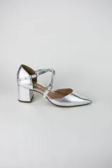 Sandalia de tacón cuadrado color blanco, con diseño de punta fina cerrada y tiras cruzadas ajustables con hebillas metálicas doradas.