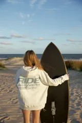 Hoodie blanco natural con capucha y estampa en la espalda con la leyenda "RIDE glassywaves", corte oversize y mangas largas.