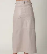 Pollera midi de cuero ovino con diseño tipo jean, cierre frontal con botón y tajo central.