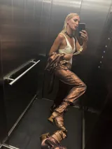 Pantalón de seda metalizada color bronce, con ajuste en puño tobillo y elástico en cintura.