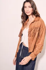 Camisa color camel de gamuza vegana con corte oversize y flecos en el pecho.
