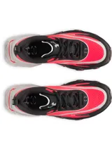 Championes de running Under Armour Halo Racer, con diseño de entresuela de balancín y amortiguación HOVR+ para mayor retorno de energía. Presentan una parte superior de malla transpirable en color negro y rojo vibrante, con detalles en gris y blanco.
