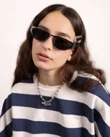 Lentes de sol negros con marco rectangular y detalles plateados en las patillas.