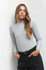 Polera de tejido de punto color rojo con cuello alto.