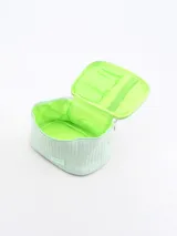 Necesser de color beige con cierre superior y asa de mano.