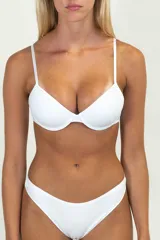 Sostén blanco con breteles finos y copas triangulares con aro.