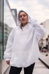 Canguro blanco con capucha y cordones ajustables, puños y cintura acanalados, y estampado negro con letras grandes en la espalda.