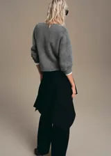 Jersey de punto de cuello redondo, corte recto y manga larga, con acabado de canalé en puños y bajo.