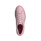 Championes Adidas modelo Sleek W, de diseño minimalista en color rosado con suela de goma translúcida en tono rojizo. Presenta perforaciones laterales características de la marca y logo dorado en el lateral.