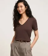 Blusa básica de manga corta con escote en V, confeccionada en tejido de viscosa y elastano, ofreciendo un calce cómodo y ligero.