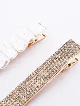 Set de dos broches para el pelo: uno rectangular con strass y otro rectangular con perlas.