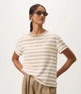 Remera de mujer Marfinno de manga corta, con diseño a rayas horizontales en tonos blanco y beige, y cuello redondo acanalado en color tostado.
