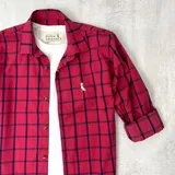 Camisa de manga larga a cuadros rojos y negros, de algodón.
