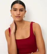 Blusa de tejido rib color bordó, con escote cuadrado y tirantes anchos.