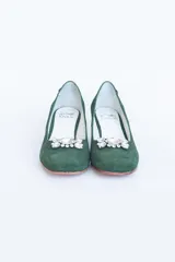 Zapatos de tacón bajo color verde esmeralda, con capellada de gamuza y aplique de cristales en la parte delantera.