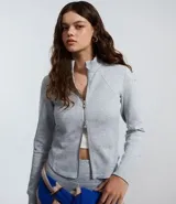 Saco de modal con cuello alto, mangas largas y cierre frontal por cremallera. Presenta recortes modernos en el diseño y un acabado suave.