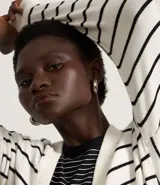 Cardigan overtop de punto con rayas horizontales negras sobre fondo blanco, manga larga y abertura frontal total.