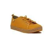 Zapatillas acordonadas Moleca modelo Gacela, color mostaza con suela marrón con diseño trenzado.