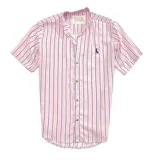 Camisa de manga corta con cuello americano, a rayas verticales rosas y azul marino.