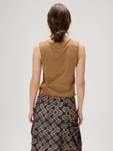 Musculosa MUTMA Trebola de silueta recta confeccionada en tejido de punto color gris con efecto lavado. Posee cierre frontal con botones, detalle de bordado en el pecho y terminación festoneada en el ruedo y las sisas.