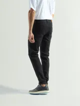 Jean celeste de corte slim fit, con bolsillos delanteros y traseros.