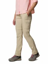 Pantalón convertible Columbia Silver Ridge Utility color beige, de corte recto y diseño adaptable para senderismo con perneras desmontables mediante cremallera para convertirlo en shorts, protección solar Omni-Shade FPU 50 y múltiples bolsillos.