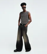 Pantalón de jean modelo super baggy, con corte ancho y recto, cintura alta con trabillas y terminación deshilachada en el ruedo. Presenta un lavado con efecto desgastado y bolsillos funcionales.