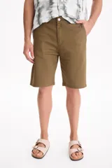 Bermuda de gabardina con spandex estilo chino color negro, con bolsillos laterales y traseros.