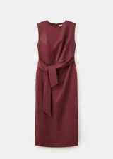 Vestido midi color bordó con cuello redondo, sin mangas y corte recto, con detalle de nudo y lazo ajustable en la cintura.