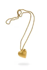 Collar largo de acero inoxidable en tono dorado, compuesto por una cadena de eslabones finos y un dije de corazón liso con acabado brillante.
