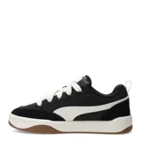 Championes urbanos Puma modelo Park Lifestyle, color negro con detalles en blanco y suela de goma color caramelo. Presentan cordones gruesos, logo de la marca en el lateral y refuerzos en la puntera.