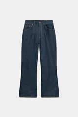 Jeans de tiro medio con corte cropped flare, confeccionados en denim azul oscuro. Presentan diseño de cinco bolsillos, trabillas en la cintura, raya planchada en el delantero y bajo con acabado evasé. Cierre frontal con cremallera y botón metálico.