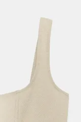 Vestido midi de color beige con escote cuadrado y tirantes anchos. Presenta un diseño entallado en el torso con costuras verticales marcadas y una falda con caída evasé.