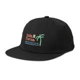 Gorra negra con visera plana y bordado frontal de una palmera, olas y texto "Isola Eterna".