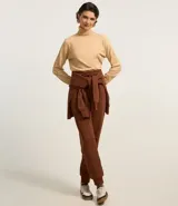 Blusa básica de punto marca Blue Steel, con cuello alto y manga larga. Confeccionada en tejido de punto recto con textura suave y cómoda.