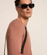 Suéter masculino de cuello redondo y manga larga, confeccionado en tejido de punto liso. Presenta un diseño básico y versátil, ideal para uso diario.