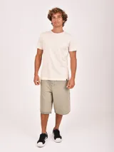 Remera de cuello redondo y manga corta, con diseño básico y corte holgado.