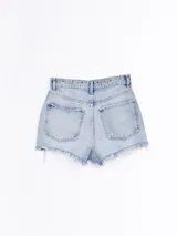 Short de jean negro con efecto desgastado, roturas localizadas y ruedo desflecado. Cuenta con cierre frontal y bolsillos laterales.