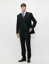 Chaleco formal de vestir negro, sastrero de diseño clásico con escote en V, cinco botones frontales y bolsillos laterales.