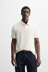 Polo de corte regular fit en tejido de piqué, color amarillo claro. Presenta cuello solapa, cierre frontal con botonadura y mangas cortas con acabados en rib.