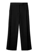 Pantalón de vestir negro de pernera ancha y tiro medio, con bolsillos laterales.