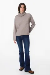 Sweater de punto con cuello polera, de corte holgado y mangas largas con puños acanalados.